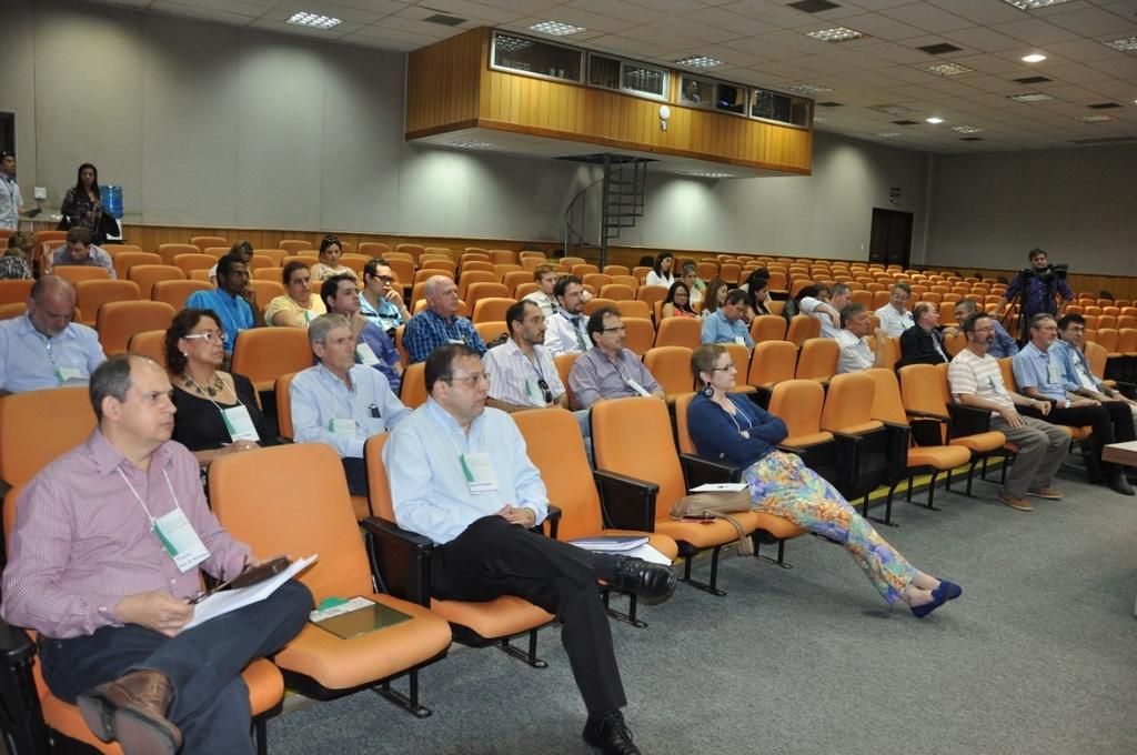 5.2. Oficina regional do CBH Piraponema A oficina do CBH-Piraponema foi realizada em Maringá PR, na UNICESUMAR, Anfiteatro II (Figura 12), em 10/09/2014, contando com a presença de 46 pessoas,