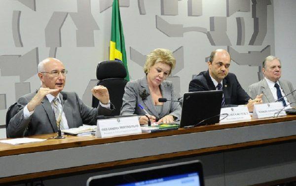 BOLETIM 348 Brasília, 11 de maio de 2017 Presidente do TST defende Reforma Trabalhista que só beneficia empresários Em audiência conjunta das comissões de Assuntos Sociais (CAS) e de Assuntos