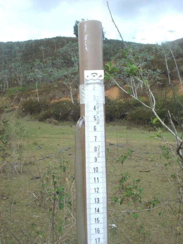 Os testes de condutividade hidráulica do tipo slug test de injeção, foram conduzidos em campo, seguindo a metodologia do Hvorslev (1951), em piezômetros previamente instalados.