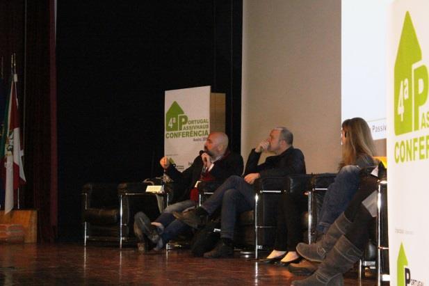 Sessão 1 - SABER Na abertura da conferência foram dadas as boas vindas a todos os presentes no evento e apresentado o estado de implementação da Rede Passive House em Portugal pela voz do presidente