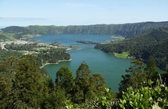 João Paulo II, em Ponta Delgada; Visita à Gruta do Carvão, túnel lávico, geossítio: 8 h 35 m; Percurso geovulcanológico na região ocidental da ilha de S.