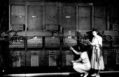 A EVOLUÇÃO! Projetado para calcular rotas estratégicas durante o ataque aos países do Eixo, durante a Segunda Guerra Mundial, o Integrador E Calculador Numérico Elétrico ENIAC.