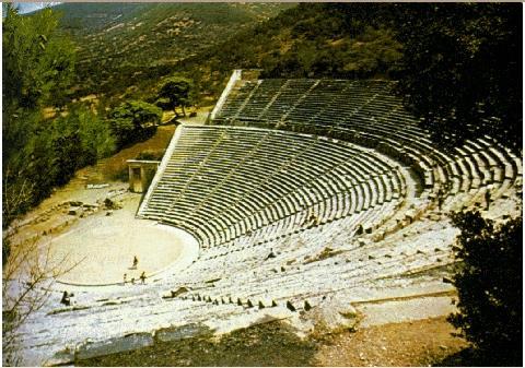 b) Teatros, que eram construídos em lugares abertos (encosta) e que compunham de três partes: a skene ou cena, para os atores; a konistra ou orquestra, para o coro; o koilon ou arquibancada, para os