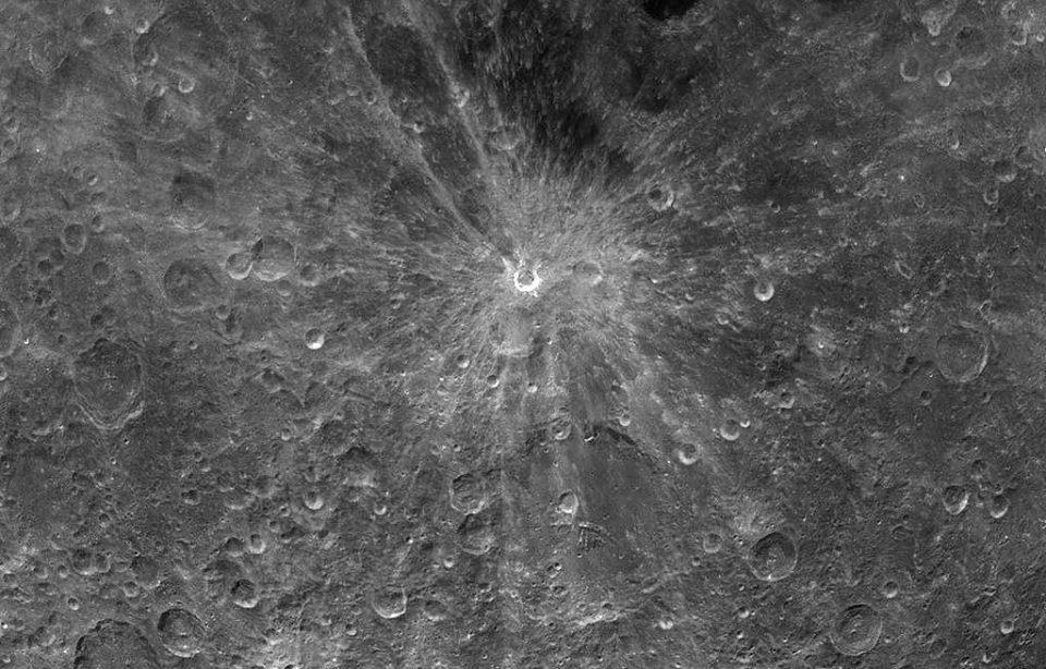 Cœlum Australe Ano IX Nº 50 Junho de 2018 Irineu Gomes Varella 5 O QUE TERIA OCORRIDO NA LUA NAQUELE INÍCIO DE NOITE? Em 1976, o geólogo planetário norte-americano Dr.