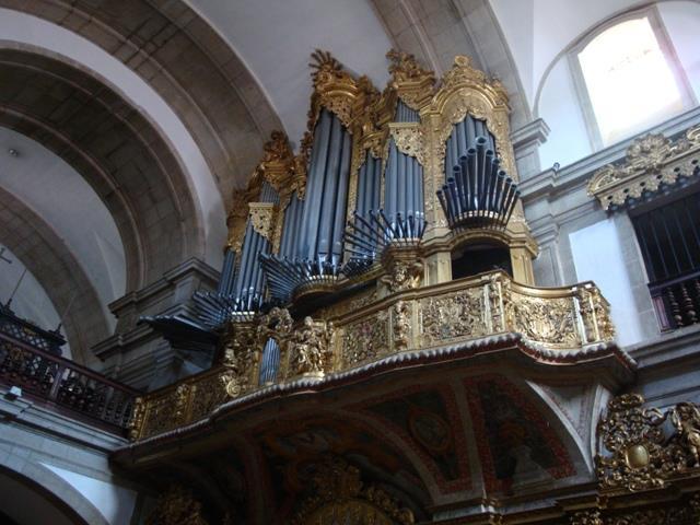 31) o espaço destinado ao órgão de tubos ocupa o segundo tramo do coro inserido numa tribuna de forma arqueada com balaustrada e com um arco a circunscrever a sua altura (Fig. 41). Esq.