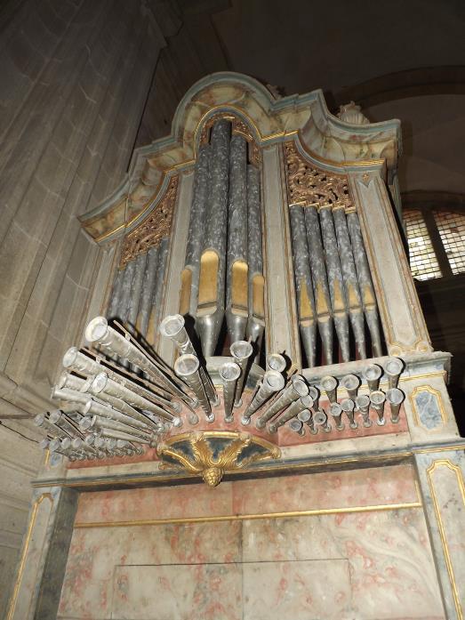 O órgão de tubos da Igreja do Mosteiro Santa Maria de Salzedas (Esq.