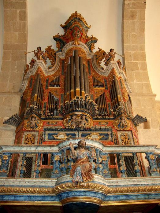 42 Órgão de Tubos: à esquerda, Igreja do Mosteiro Santa Maria de Salzedas (Fabiel Rodrigues); à direita, Igreja do Mosteiro São João de