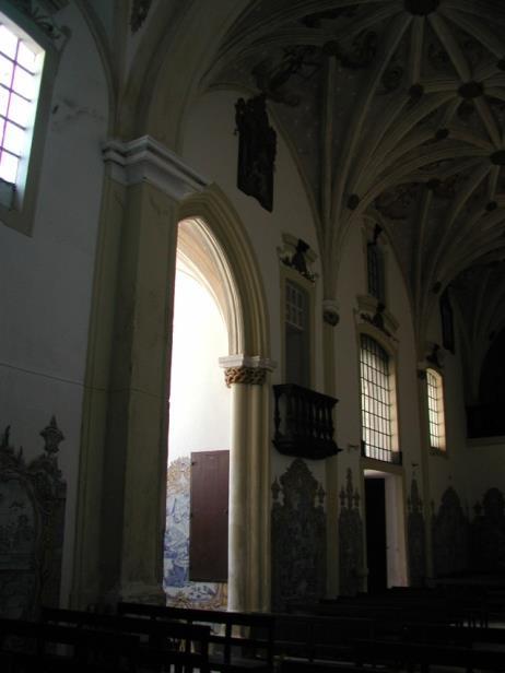 3.1.4 Transepto O transepto, nem sempre presente nas Igrejas cistercienses permitia dotar a igreja de uma maior espacialidade e luminosidade 166, nomeadamente com grandes aberturas para o exterior