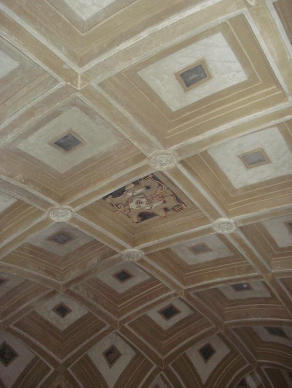 A decoração do espaço é limitada ao tecto nervurado com uma geometria pouco habitual encontrando-se seu centro um brasão (este representa um báculo).