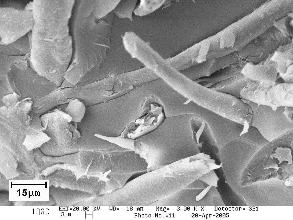 A Figura (A) Micrografia da fratura do compósito fenólico com 0% de celulose de sisal (aumento de 000X), (B)Micrografia da fratura do compósito fenólico com 0% de celululose microcristalina (aumento