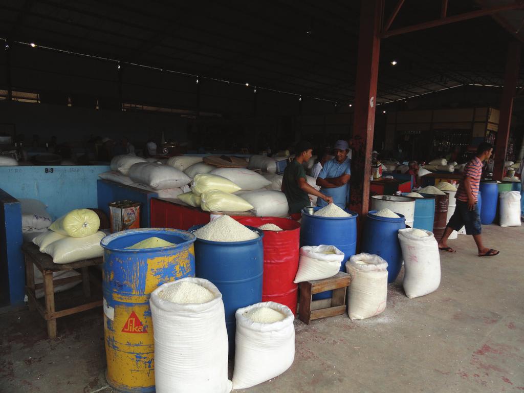 89 O segundo ponto de venda da farinha é o chamado Mercado Beira-Rio (Figura 3), conhecido por absorver a farinha considerada de segunda categoria ou de qualidade e preço inferiores.