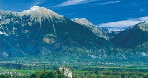 DIA 2 LAGO BLED E SEUS ARREDORES Após o pequeno-almoço começamos a aventura com uma pedalada de aquecimento pelos prados, florestas e aldeias nos arredores de Bled.