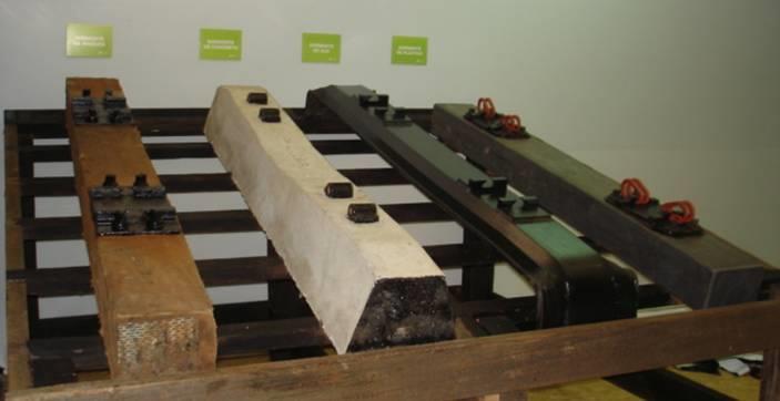 23 Figura 7 Diversos tipos de dormentes Dormentes da esquerda para a direita: madeira, concreto, aço e plástico. Fonte: VALE (2011).