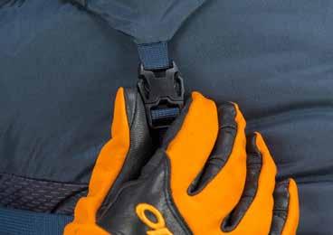 B Insira a estaca entre o corpo da mochila e as tiras de compactação, assegurando que o ponto mais baixo entre no bolso.