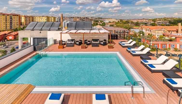 Terraço (verão): situado no último andar do hotel, conta com uma piscina,