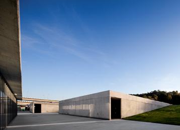 elevatórios de Avieros e Icesa, com ligação à ETAR de Alverca, e do emissário de Quintas, com ligação à ETAR de Vila Franca de Xira, permitindo cobertura complementar do Município de Vila Franca de