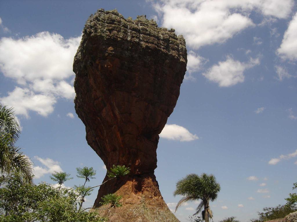 48 Por conta da beleza exótica de sua paisagem, o Parque Estadual de Vila Velha tem um considerável fluxo de turistas. Durante todo o ano de 2012, esta UC recebeu um total de 60.