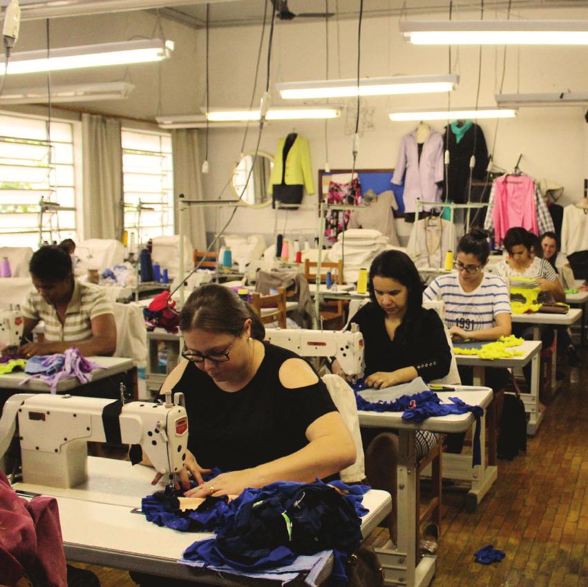 LAR ESCOLA DA CRIANÇA DE MARINGÁ TECENDO A CIDADANIA A entidade mantém um curso de Corte e Costura voltado à comunidade como forma de inclusão produtiva.