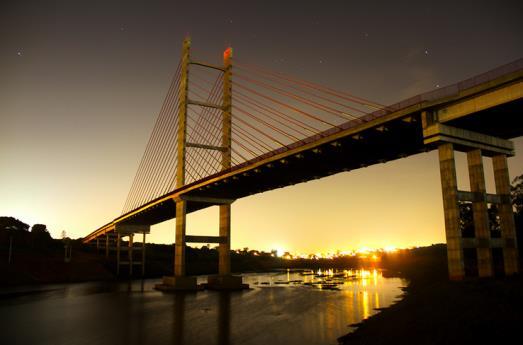 Figura 2- Exemplos de pontes estaiadas k) Para colocação dos estaios, poderão ser confeccionados mastros verticais em concreto, respeitando-se a altura máxima de 40 cm e garantindo que, na zona de