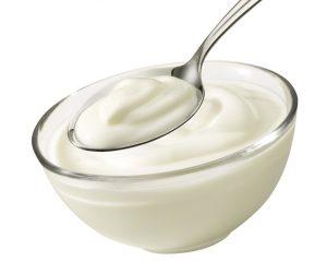 Ingredientes para o Peeling caseiro antimanchas escuras da pele Você vai precisar: 1 pote de iogurte natural 1 colher de sopa de suco de limão 1 colher de chá de bicarbonato de sódio Modo de Fazer: