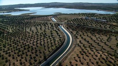 A jusante do R2, e devido às cotas topográficas elevadas que se verificam no bloco de Amareleja Norte, será necessária a construção de uma segunda estação elevatória (EE2), que originará um terceiro