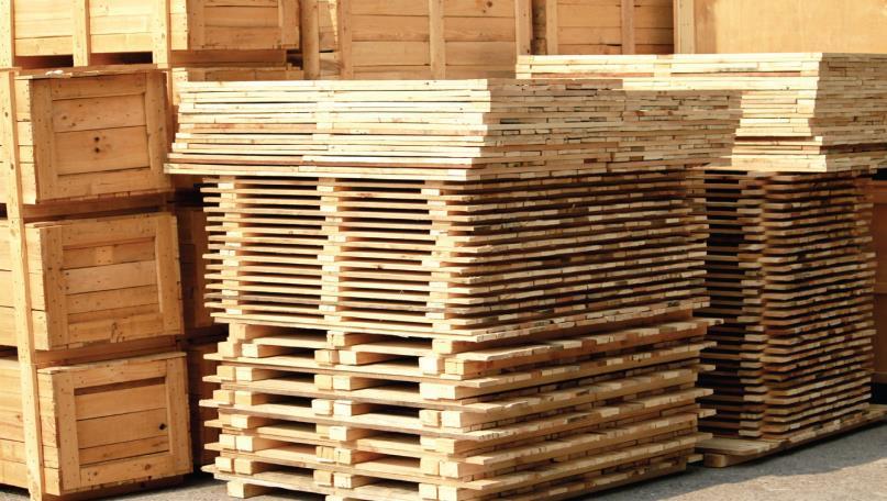 Unitização de Cargas: Recipientes Paletes São estrados planos de madeira, podendo também ser feitos de plástico, alumínio, polipropileno ou outro material resistente.