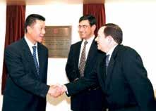 并一行 17 人的企业家代表团 ; 2000 - Edmund Ho, Francisco Murteira Nabo e Embaixador de Portugal em Pequim, Santana Carlos, no evento da CCILC.