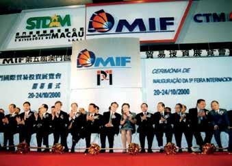 16 1995 2001 A CCILC marca também presença na 5ª MIF Feira Internacional de Macau, onde participa com regularidade; 出席了 第五届澳门国际投资贸易展览会, 也是历届来的忠实参与者 ; 2000-5ª edição da Feira Internacional de Macau
