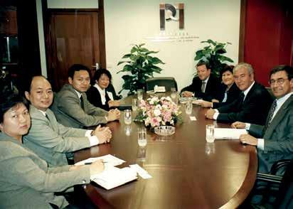 Un, da Associação Comercial de Macau (1); 2002: Wu Yixin e Francisco Murteira Nabo na