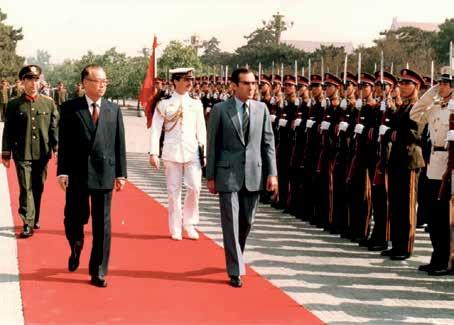 Presidente Eanes acompanhado pelo Primeiro- -Ministro Zhao Ziyang 1985 - 在总理陪赵紫阳陪同下的总统埃亚內斯 Portugal entra na Comunidade Económica Europeia a 1 de Janeiro de 1986.