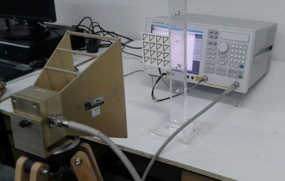 Capítulo 5 Já para a obtenção dos dados de polarização de sinal, por meio do acoplamento das estruturas da antena de microfita com a metasuperfície,