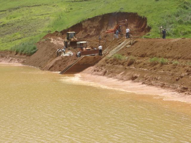 Figura 2.8 - Obras de recuperação da barragem. Fonte: Arquivo DNPM.