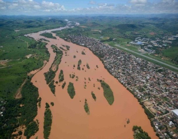 Figura 2.21 Grande turbidez no Rio Doce na cidade de Governador Valadares. Figura 2.22 Lama da barragem do Fundão chegando ao mar.