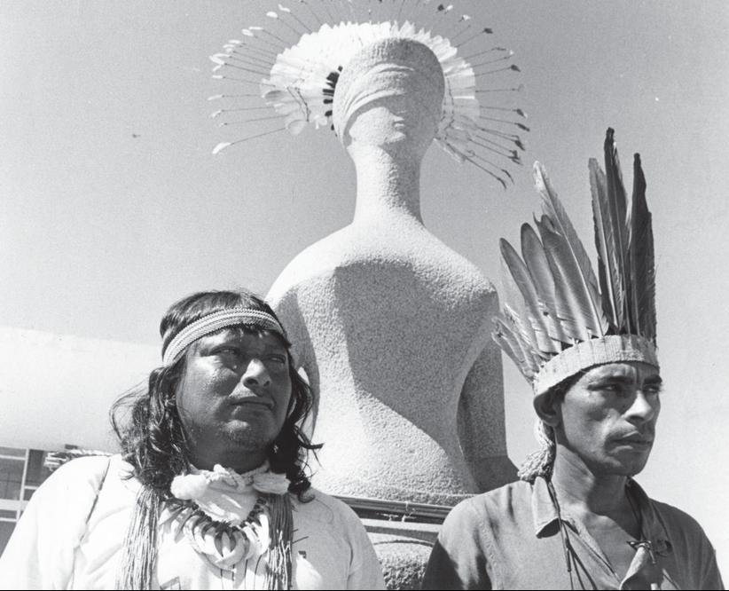 Em 1996, em parceria com o Cimi-CNBB, cria para a manifestação sócio-cultural na Praça dos Três Poderes, em favor da demarcação das terras indígenas, uma interferência com cocar e flechas na