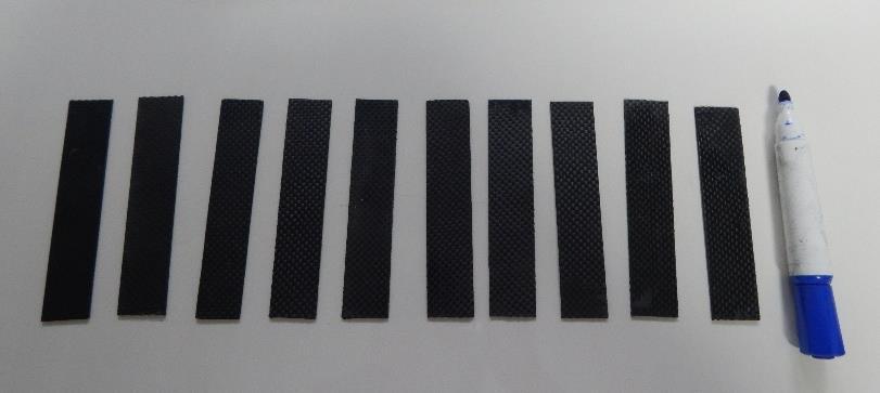 móvel montado de forma manual, conforme ilustrado na Figura 31; Figura 31: Ilustração da máquina de corte manual. Desta maneira, foram obtidos 20 amostras de laminado de fibras de carbono.