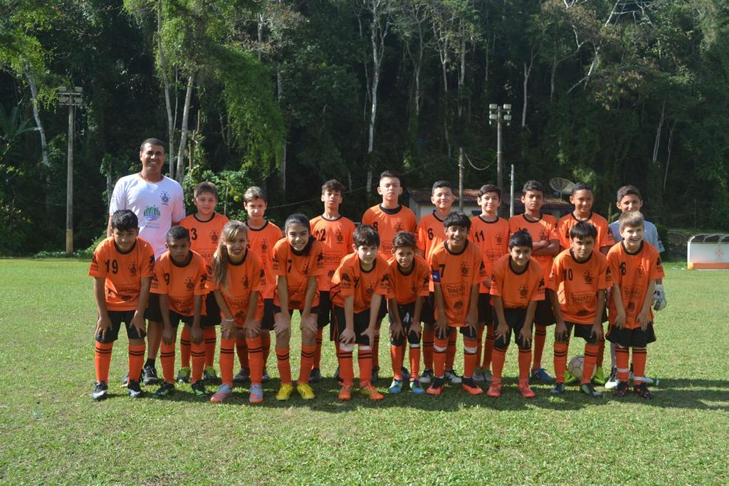 DESTAQUE ESPORTE EDUCACIONAL A proposta de 2016 de fechar uma rua para a prática do skate se consolidou como aula complementar na Escolinha de Surf.