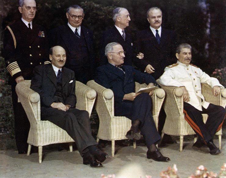 Conferências após a Guerra Conferência de Potsdam: Alemanha julho/1945 Divisão da Alemanha: