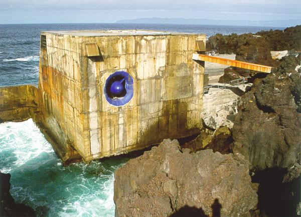 CAPÍTULO 1. INTRODUÇÃO 4 Figura 1.1: Visão da Central da ilha do Pico, Portugal, (Tethys 2016). Posteriormente desenvolvido uma Aguçadora Wave Park em 2008, figura (1.