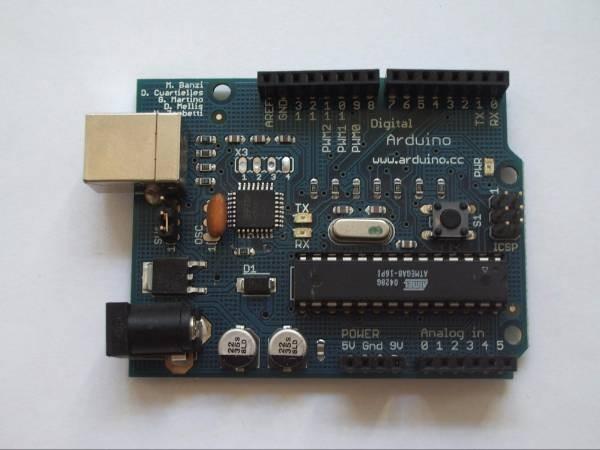 Nasce o Arduino IDII monta 100 placas Wiring (2004) Sucesso em trabalhos páticos 2005, Barragán monta 200 placas 2005, Banzi, Mellis (aluno) e
