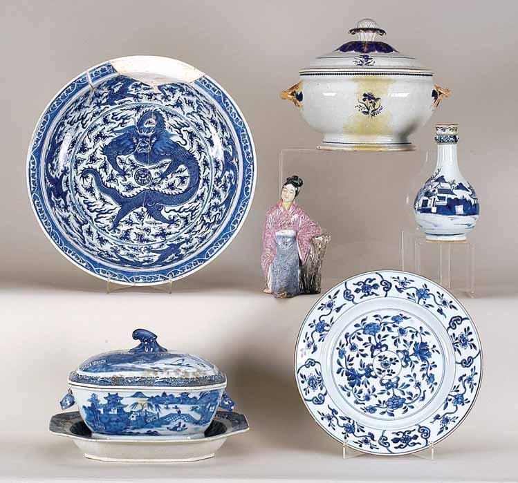 380 379 381 382 383 379 PRATO FUNDO DE GRANDES DIMENSÕES, porcelana da China, decoração a azul Dragão, reinado Yongzheng, séc.