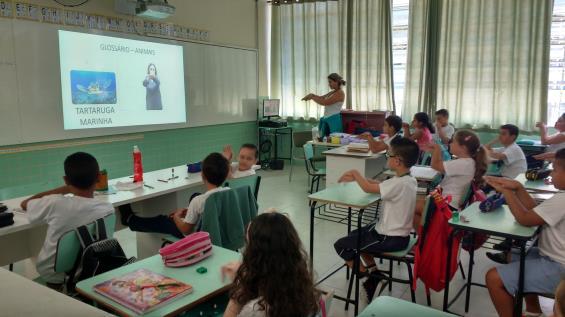 Lebre). Figura 7 - Glossário em Libras Figura 8 Glossário em Libras Fonte: Acervo Pessoal (2016).