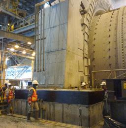 Equipamentos pesados, como moinhos, trituradores e guindastes, são componentes essenciais em operações de mineração de grande escala.