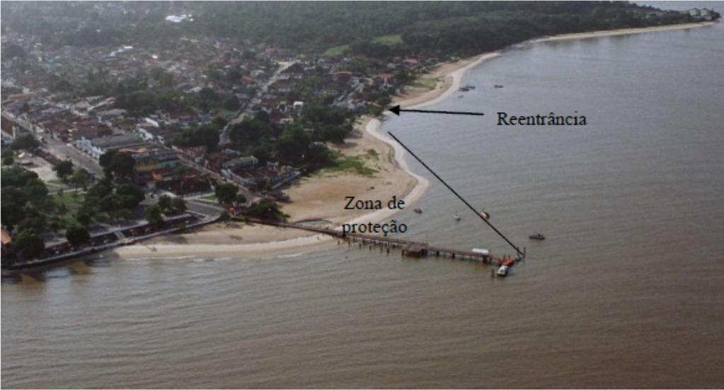 ambiental da praia neste trecho. Atribui-se tal fato à emissão de poluentes pelo efluente urbano e pela lavagem e manutenção dos barcos ancorados.