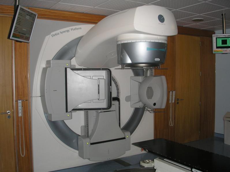 Capítulo III 3- Materiais e Métodos 3.1 - Materiais 3.1.1- Acelerador Linear O acelerador linear, AL, utilizado neste trabalho foi o Elekta Synergy (Figura 3.
