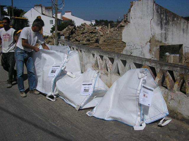 Figura 3.1 Separação dos RCD não inertes no local da obra (papel, metal e plástico) 3.3. Início do funcionamento do sistema Na candidatura do projecto previa-se que a operação do sistema tivesse início em Agosto de 2005.