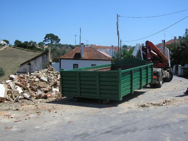 As visitas foram acompanhadas pelos técnicos da CMMN, pelo dono da obra e pelo empreiteiro que, no local, percorreram todo o edifício de forma a identificar e quantificar os