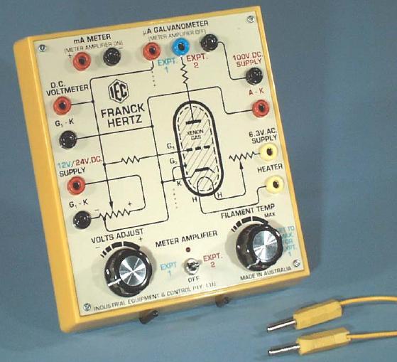 3 Figura 2: Visão da placa usada para o experimento Franck Hertz Xenônio Vale ressaltar que a placa possui a tensão de -1,0 ev para evitar que elétrons de baixa energia (elétrons térmicos) cheguem