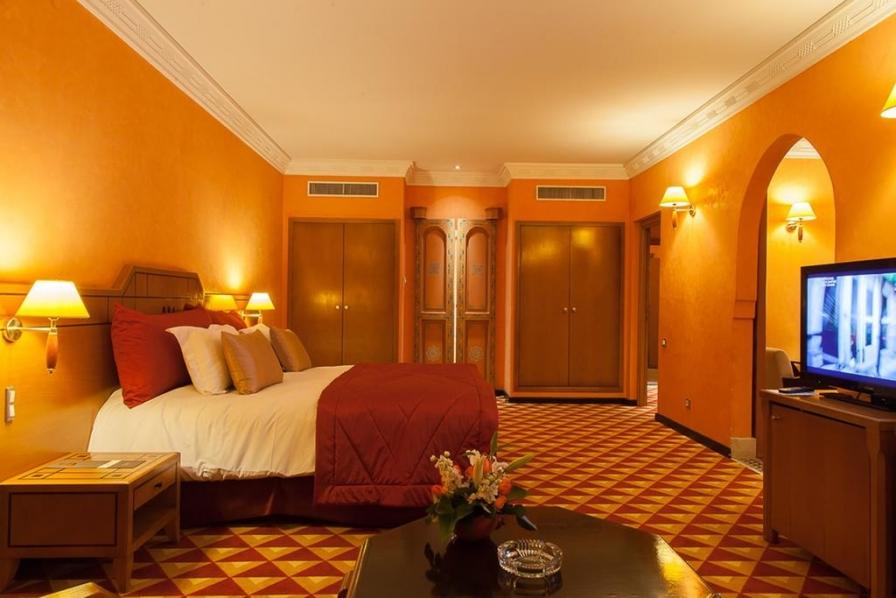 O hotel alberga 235 quartos, 2 restaurantes, spa com serviço completo, pisicna exterior,