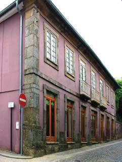 O edifício com dois pisos, tem uma planta retangular simples e apresenta uma cor púrpura.