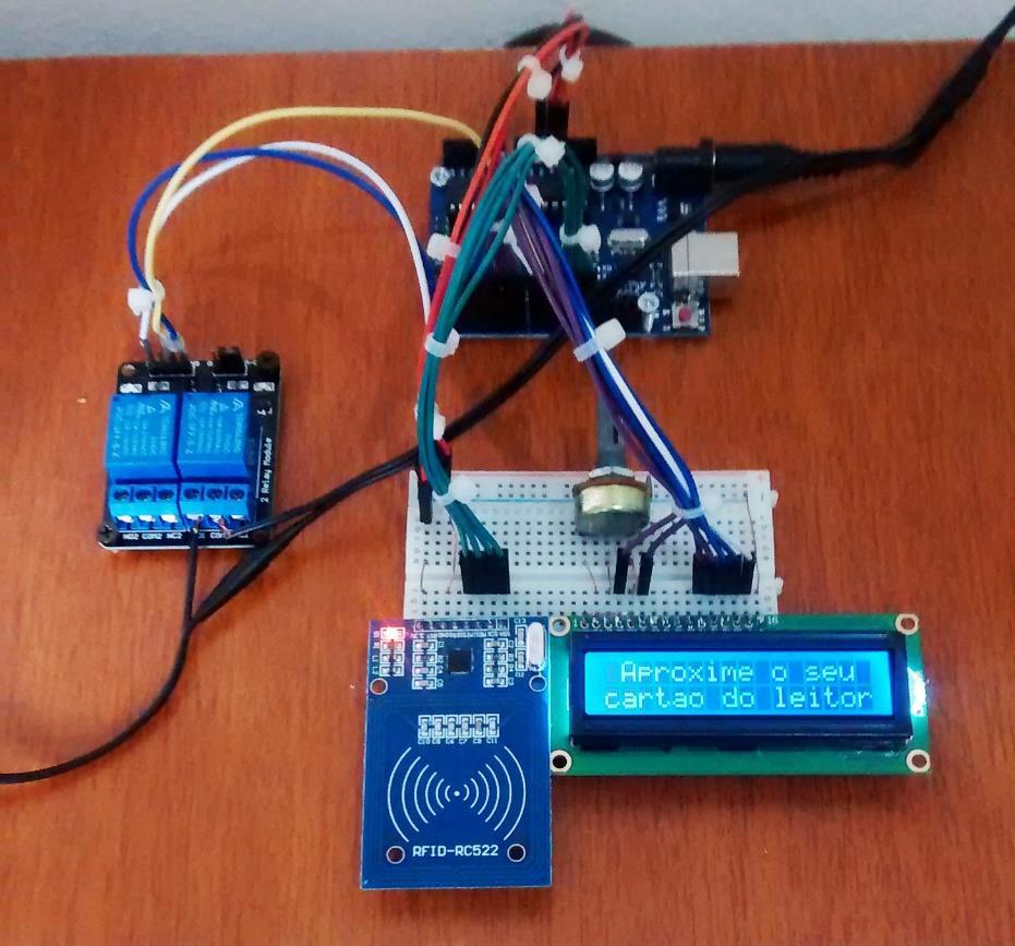 Em seu estado de repouso, o Display LCD exibe, continuamente, a mensagem: Aproxime o seu cartão do leitor.